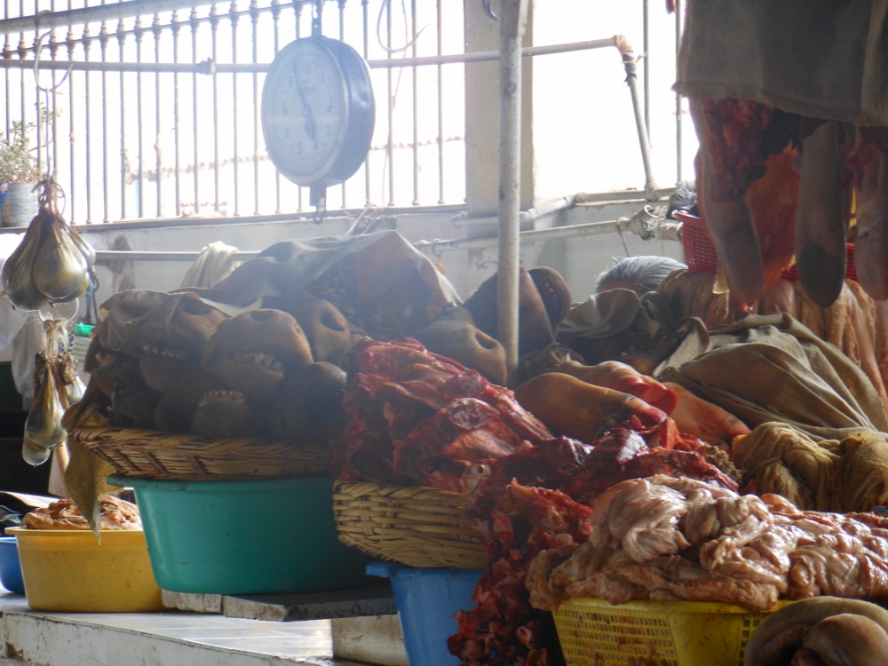 Carnes em exposição no Mercado de Cusco