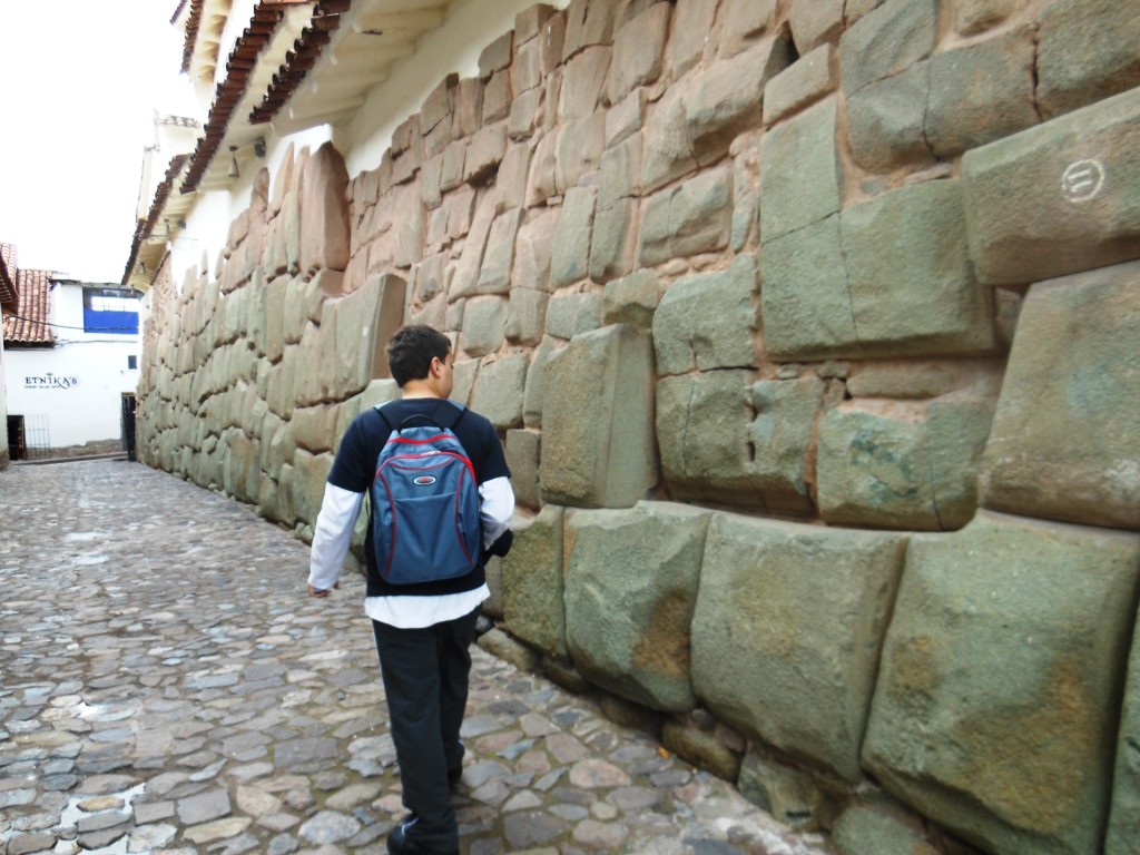 Rua Hatunrumiyoq, Cusco, onde fica a pedra de 12 ângulos 