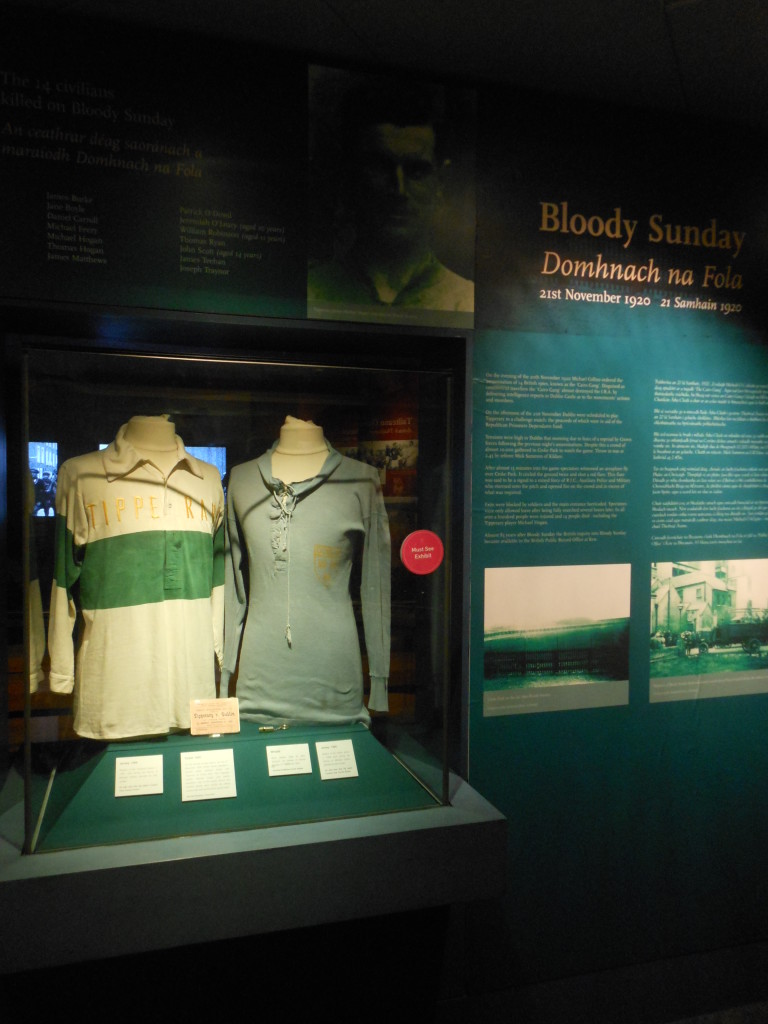 Camisas utilizadas no jogo do Domingo Sangrento expostas no GAA Museum.
