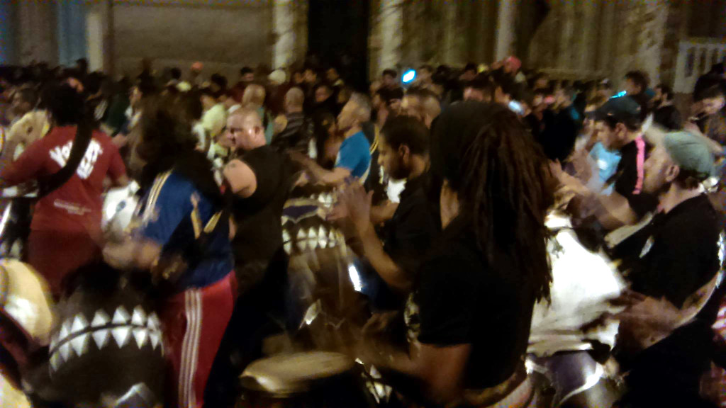 Comparsa de candombe na rua em Montevidéu